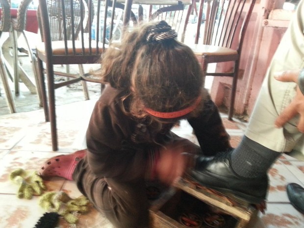 سيدي بنور.. طفلة تمسح الأحذية لعلاج والدتها (صور)