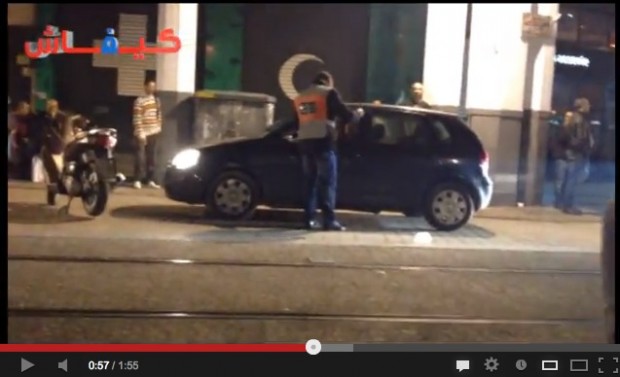 كازا.. الأمن يوقف السيارات التي تسير في طريق الطرامواي (فيديو)