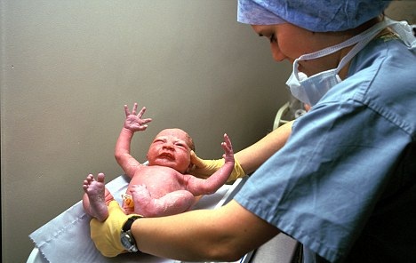 تقرير.. القابلات ينقذن حياة حوالي 290 ألف امرأة عند الولادة