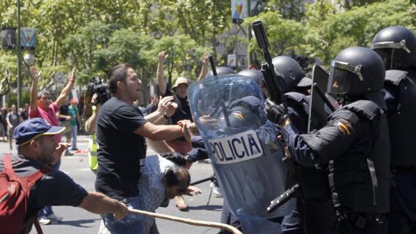 الربيع الإسباني.. نشطاء سياسيون وحقوقيون ومدنيون يحاصرون البرلمان
