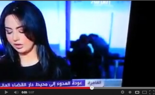قناة العربية.. قبلة على الهواء مباشرة