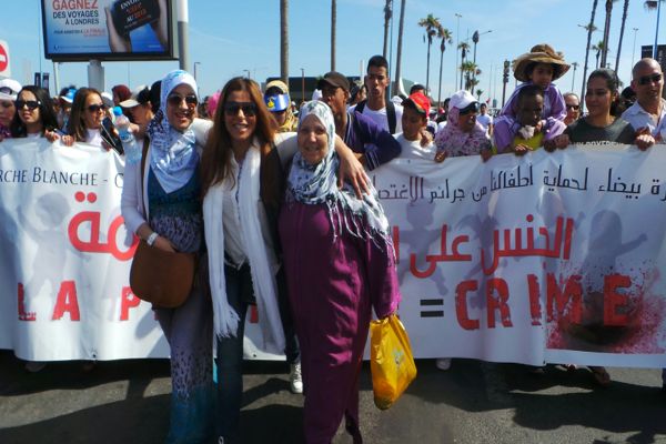 في مسيرة حضرها 10 آلاف شخص.. المغاربة يحتجون في صمت من أجل وئام (صور)