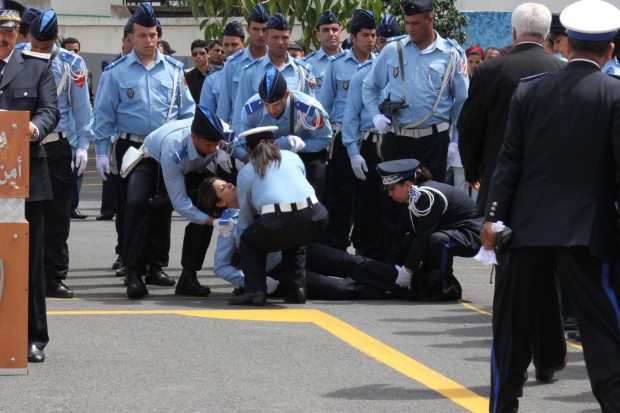 عيد ميلاد البوليس في كازا.. والي الأمن يتسبب في إغماء شرطية!! (صور)