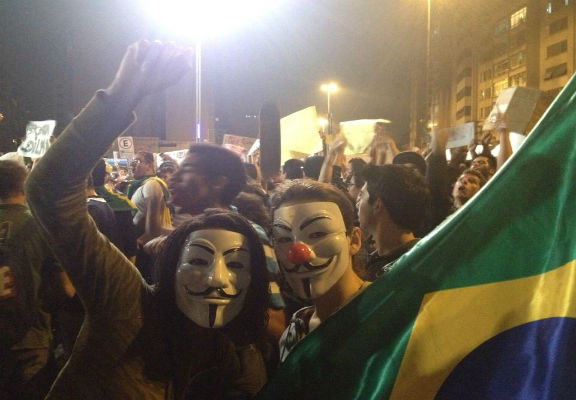 البرازيل.. نجوم الكرة على خط الاحتجاجات