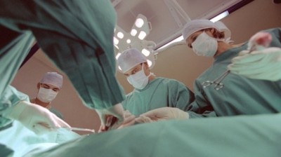 فضيحة طبية في كازا.. طبيب ينسى أدوات طبية في بطن سيدة بعد الولادة