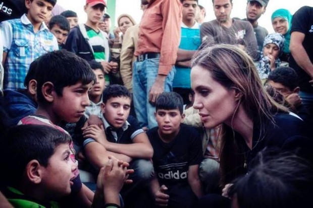 الأردن.. أنجيلينا جولي في مخيمات اللاجئين السوريين بعد استئصال ثدييها (صور)