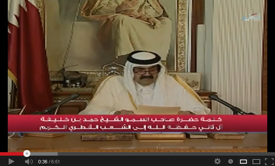 بالفيديو.. أمير قطر يتنازل لابنه
