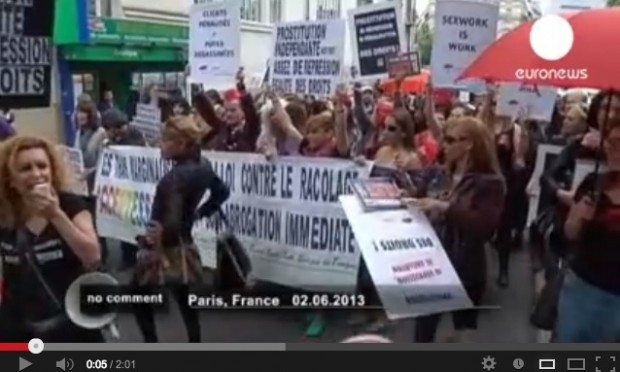 باريس.. احتجاج بائعات الهوى