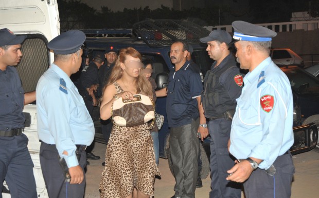 حملة على الشيشة في كازا.. اعتقال 50 شخصا بينهم 8 فتيات ومسير مقهى (صور)