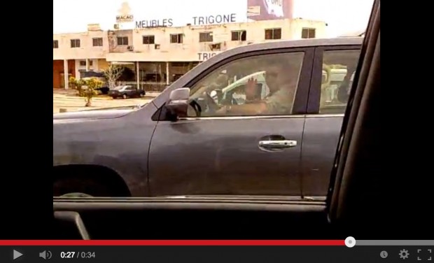 بالفيديو.. الملك يتجول بسيارته في أبدجان