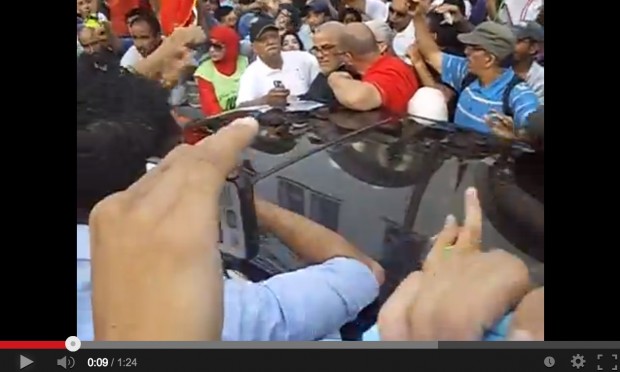 بالفيديو.. عاطلون يحاصرون سيارة بنكيران في الرباط