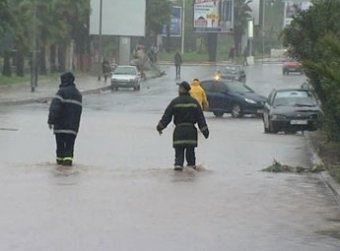 بني ملال.. الأمطار تغمر آلاف المنازل والمتضررون في مسيرة إلى البلدية