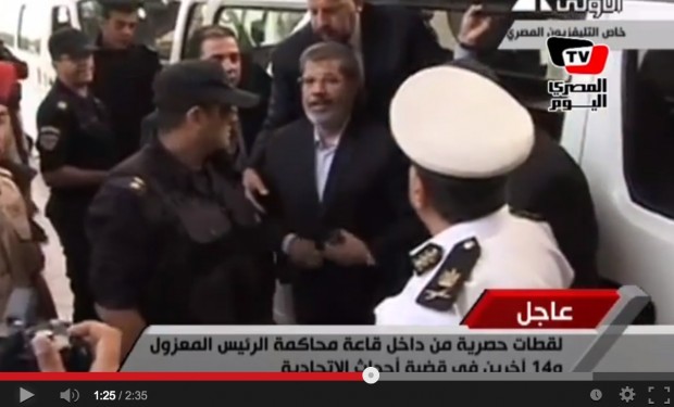 المحكمة.. مرسي في القفص