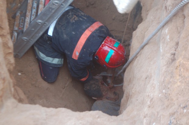 كازا.. وفاة عامل أثناء حفر قناة للصرف الصحي (صور)