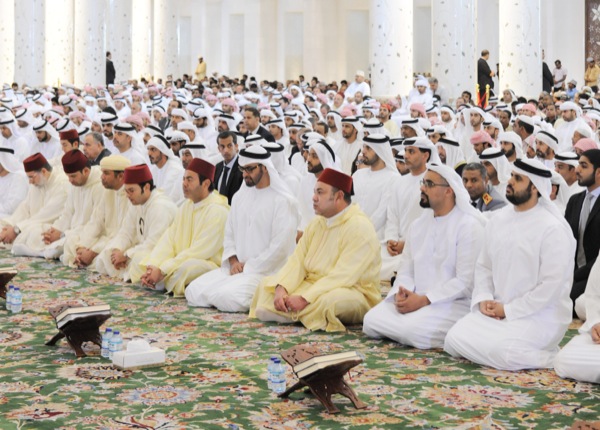 مسجد الشيخ زايد في أبو ظبي.. الملك محمد السادس يؤدي صلاة الجمعة