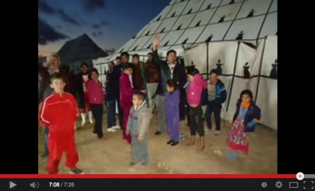 بعدما طردتهم الجزائر.. المجتمع المدني يستقبل لاجئين سوريين على الحدود (فيديو)