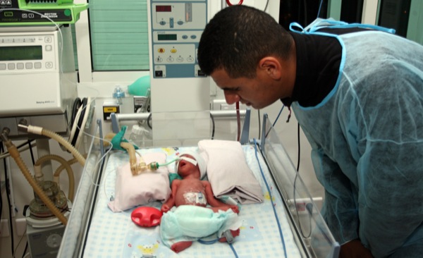 المستشفى غير مجهز والأب مطالب بمليون سنتيم لليلة.. ولادة 4 توائم في الدار البيضاء.. (فيديو)