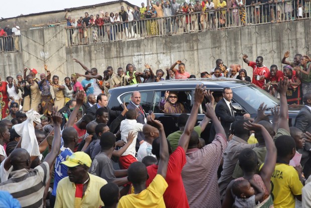 بالفيديو والصور.. استقبال الملك في غينيا