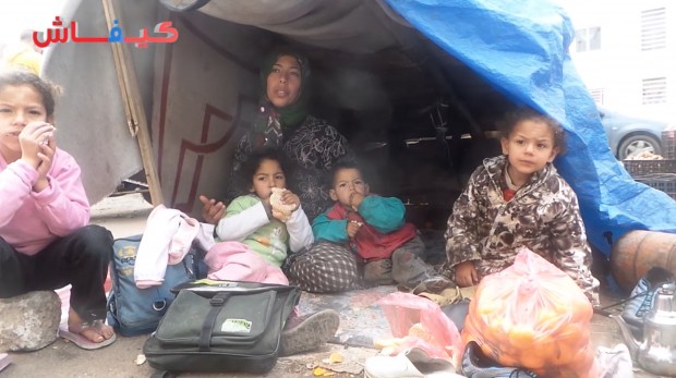 كازا.. أسرة تسكن تحت عربة (فيديو)