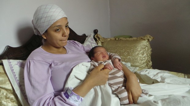 هاك أ السي الوردي.. سيدة حامل تضع مولودها في الشارع بعدما طردتها ممرضة من مستشفى (فيديو)