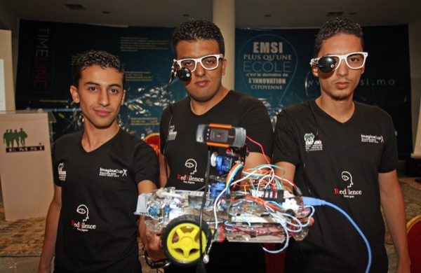 الحر بالغمزة.. طلبة مهندسون مغاربة يصممون رجلا آليا يعمل ب”إشارة العين” (صور)
