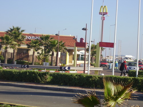احتجاج عالمي لمستخدمي مطاعم الوجبات السريعة.. مغاربة ماكدونالدز خائفون من الإضراب