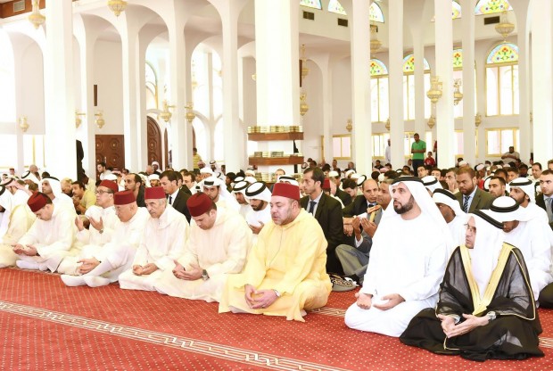 الإمارات.. الملك يؤدي صلاة الجمعة في أبو ظبي