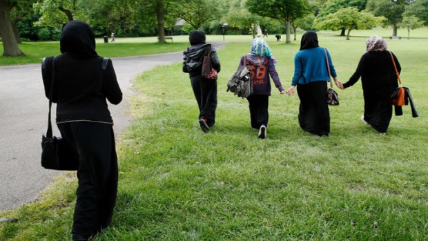 المعلمات ألمانيا.. رفع الحظر على ارتداء الحجاب