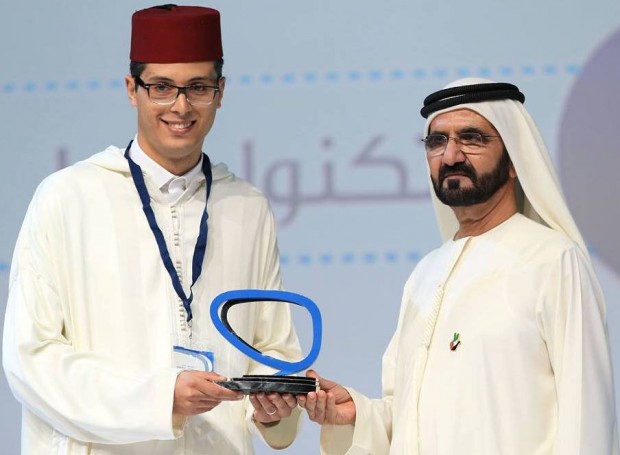 الإمارات.. حاكم دبي يسلم رغيب جائزة رواد التواصل الاجتماعي