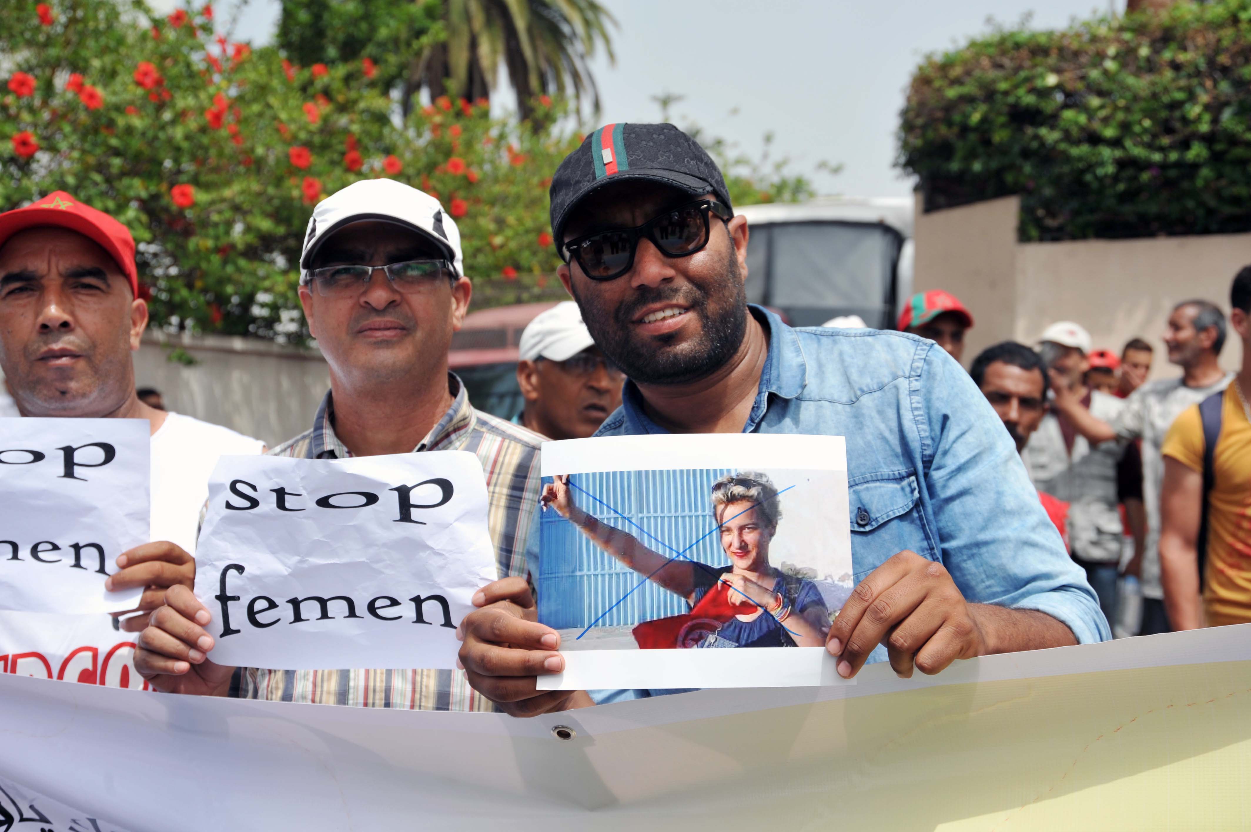 بسبب عري شابات “فيمن”.. وقفة احتجاجية أمام سفارة فرنسا في الرباط (صور)