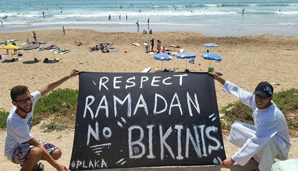 أكادير.. سياح يردون على لافتة “لا للبيكيني” في شاطئ أنزا