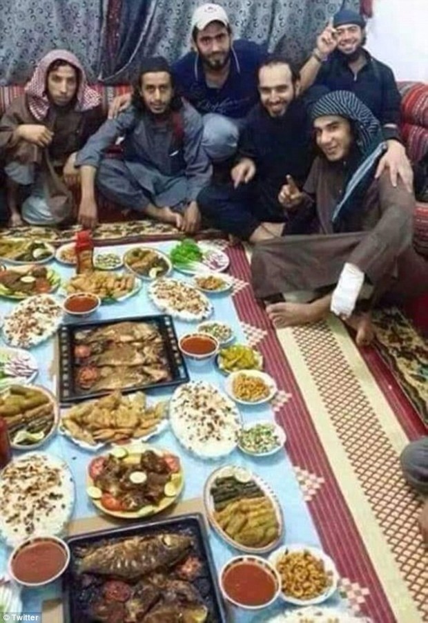 في رمضان.. داعش مبرعة والناس ضايعة (صور)