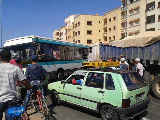 المحمدية.. اصطدام حافلة مع شاحنة لنقل الرمال (صور)