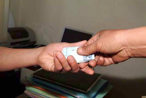 عن طريق الرقم الأخضر الجديد.. أول عملية اعتقال بسبب الرشوة