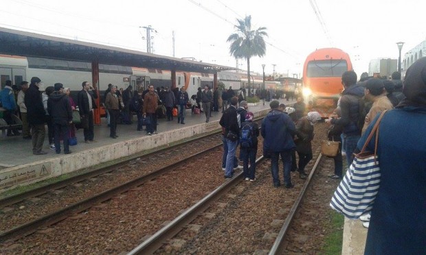 نايضة فمحطة الرباط أكدال.. مسافرون يوقفون القطار (صور)