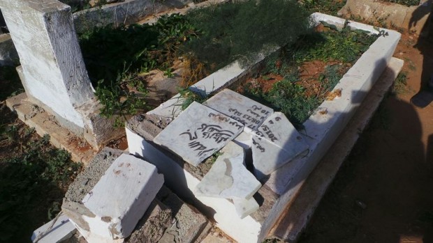 بالصور.. تخريب مجموعة من القبور في المحمدية