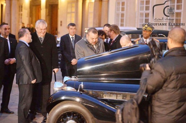 من الطراز القديم.. رئيس التشيك يهدي الملك 5 سيارات (صور)