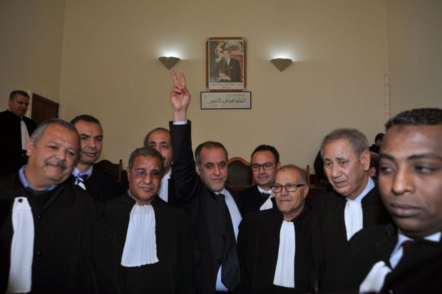 الرباط.. تأجيل محاكمة نقيب الصحافيين ووقفة احتجاجية أمام المحكمة (صور)