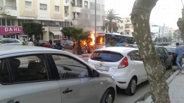 إثر اصطدام حافلة بتراكتور.. حريق مهول في طنجة (صور)