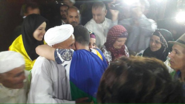 من أمام سجن تولال.. نشطاء أمازيغ في استقبال المعتقل مصطفى أوسايا (الصور)