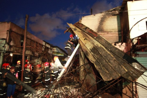 سوق القريعة/ كازا.. 8 شاحنات و60 عنصرا من الوقاية المدنية لإخماد حريق (صور)