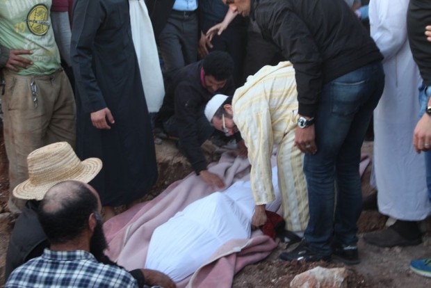 كازا.. السماح لمتهم في أحداث 16 ماي بحضور جنازة ابنه (صور)
