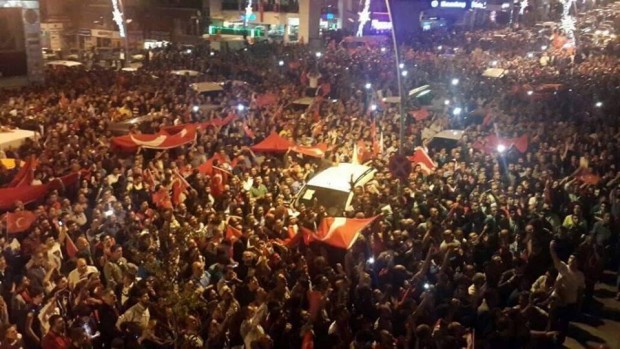 بالصور.. أنصار أردوغان يتحدون الانقلاب في الشوارع