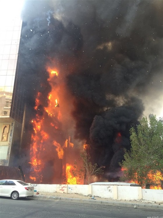 مكة.. حريق في فندق في حي العزيزية (صور وفيديو)