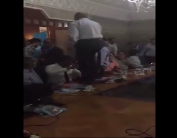 نسف اجتماعا لغرفة الصيد البحري في الرباط.. أومولود يرغي ويزبد داخل قاعة الاجتماع (فيديوهات)