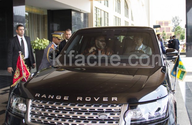 انتقل بنفسه إلى الفندق لاصطحابه.. رئيس رواندا يقود السيارة بالملك (صور)