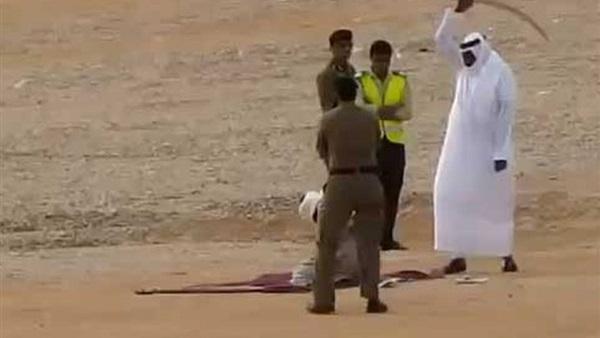 إعدام أمير سعودي.. بدات بالقرطاس وسالات بقطيع الراس (فيديو)