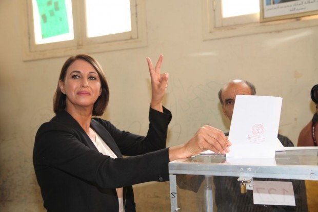 كازا.. نبيلة منيب في مكتب التصويت