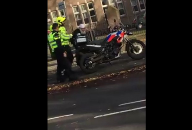 أمستردام.. هولنديون غاضبون من طريقة اعتقال مسن مغربي (فيديو)