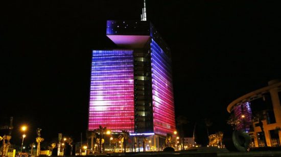للتحسيس بالكشف المبكر عن سرطان الثدي.. برج اتصالات المغرب باللون الوردي